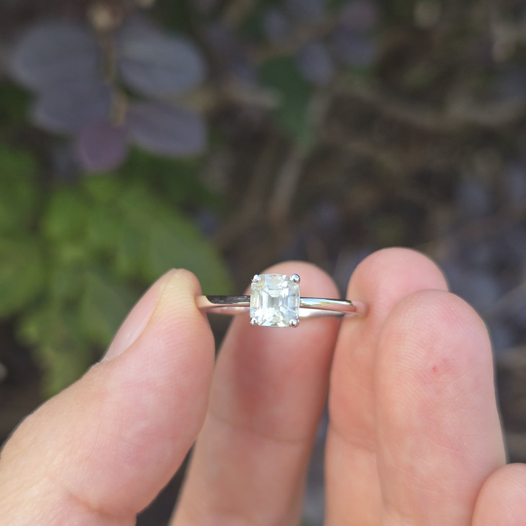 RIP002 0.9ct Natural White Sapphire Ring in Solid Platinum - Size 17