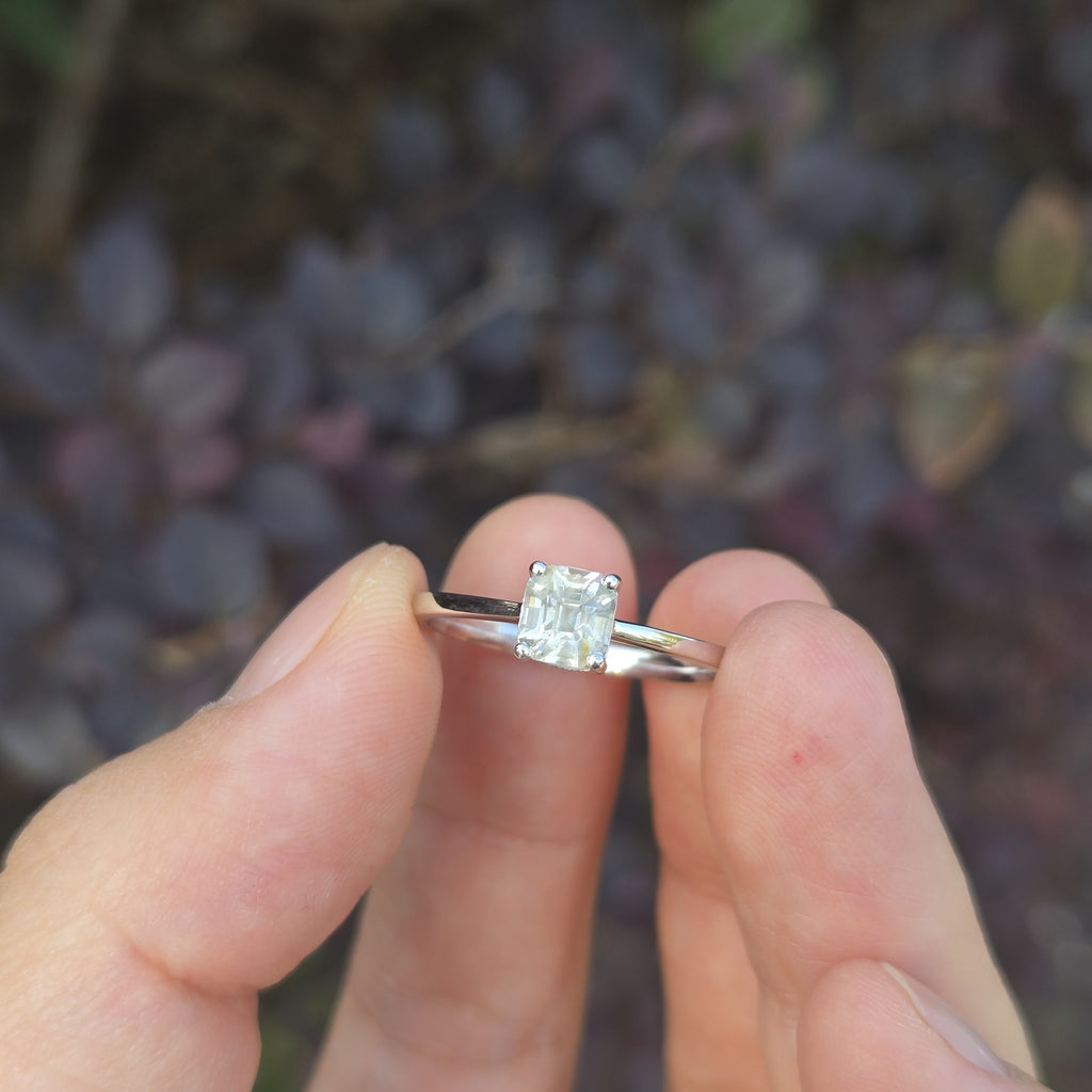 RIP002 0.9ct Natural White Sapphire Ring in Solid Platinum - Size 17
