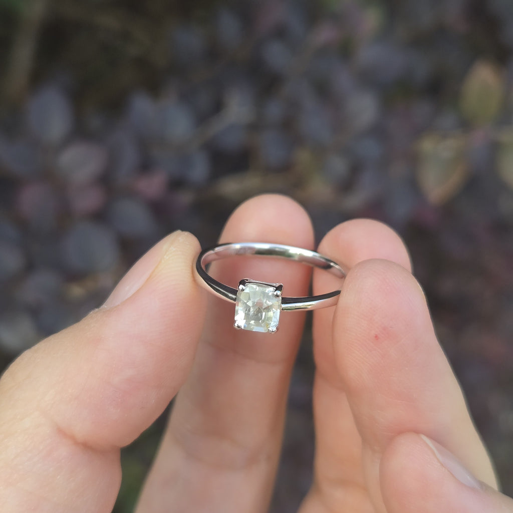 RIP002 0.9ct Natural White Sapphire Ring in Solid Platinum - Size 17