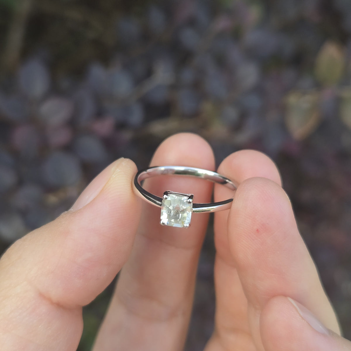 RIP002 0.9ct Natural White Sapphire Ring in Solid Platinum - Size 17