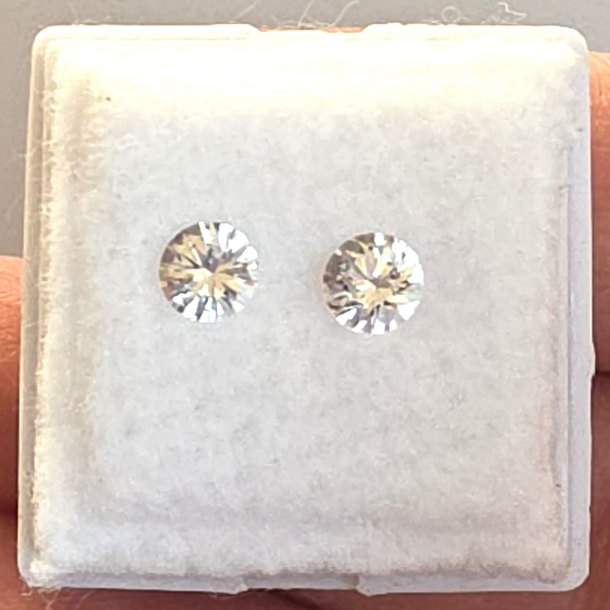 SAL004 0.91ct Colorless Sapphire Matched Pair - Round Cut