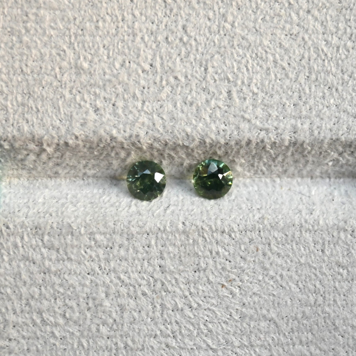 ZIL001 1.36ct Sri Lankan Green Round Zircon Loose Stones Pair for Earrings